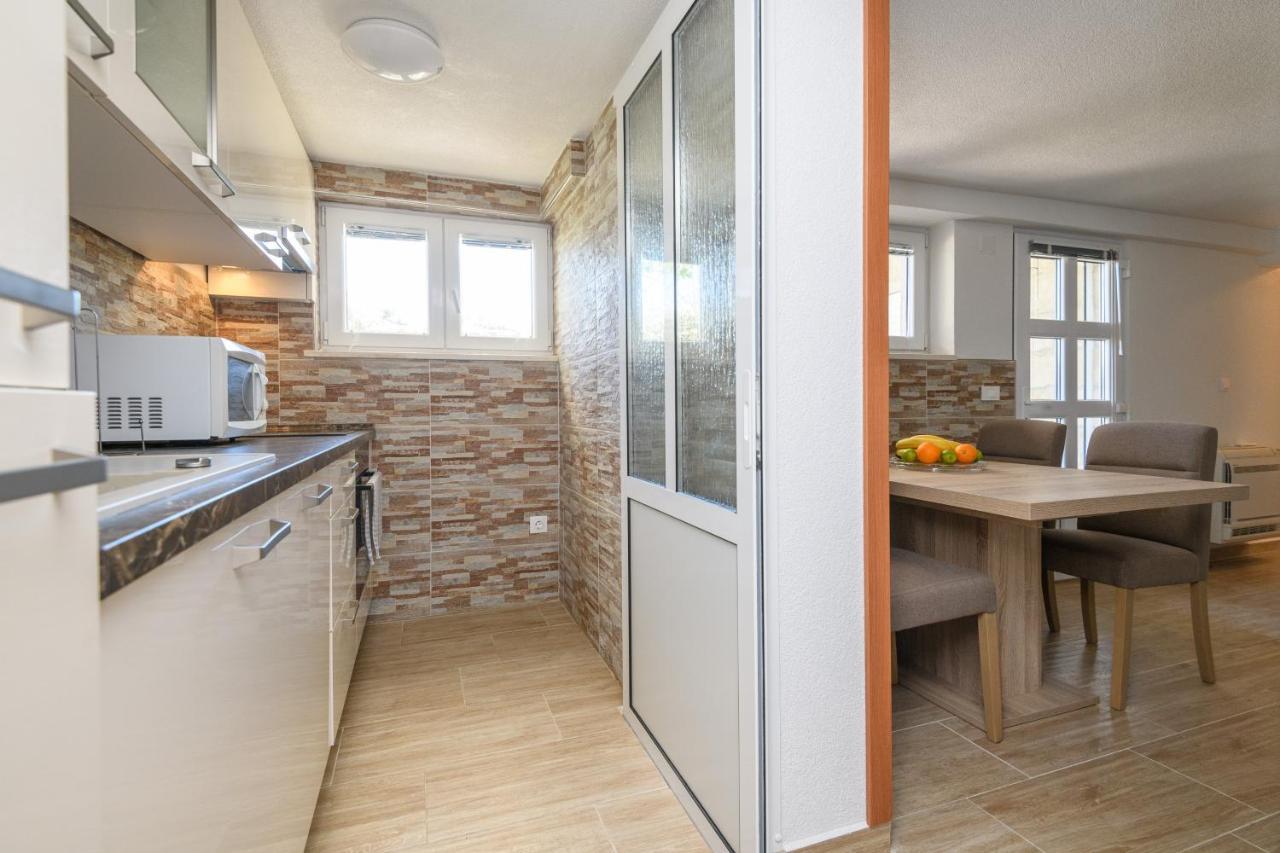 Apartment Mario - Veliki Stan Za Odmor - Terasa- Vrt - Bazen - Pogled More, Izoliran Орашац Екстериор снимка