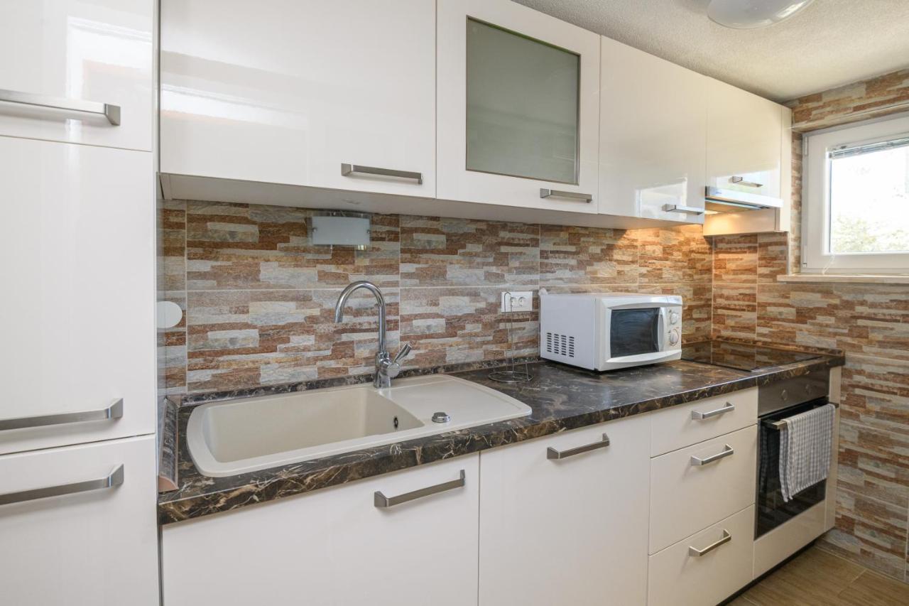 Apartment Mario - Veliki Stan Za Odmor - Terasa- Vrt - Bazen - Pogled More, Izoliran Орашац Екстериор снимка