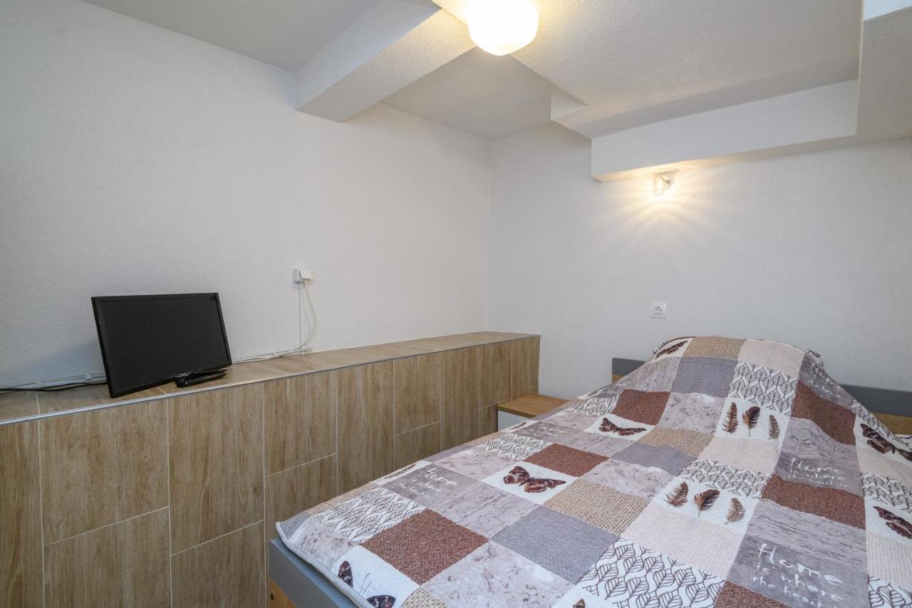 Apartment Mario - Veliki Stan Za Odmor - Terasa- Vrt - Bazen - Pogled More, Izoliran Орашац Екстериор снимка