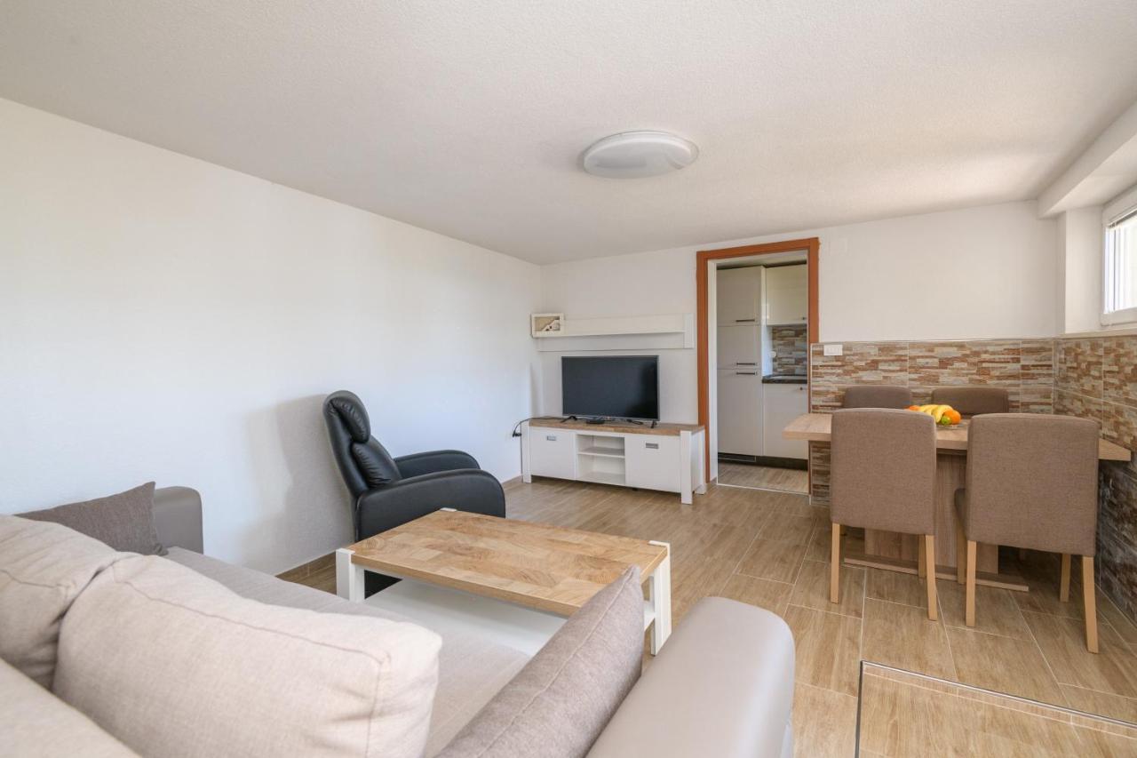 Apartment Mario - Veliki Stan Za Odmor - Terasa- Vrt - Bazen - Pogled More, Izoliran Орашац Екстериор снимка