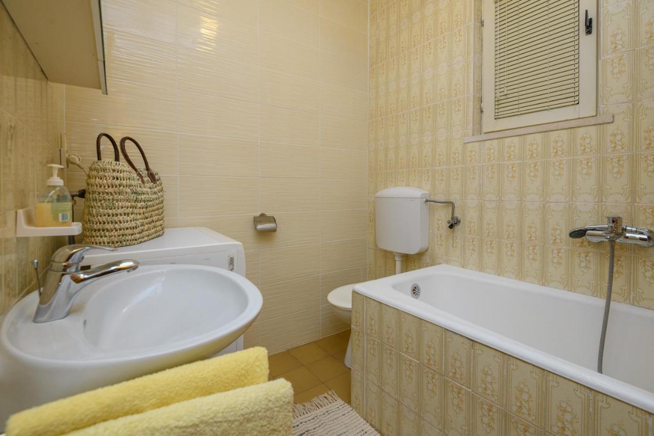 Apartment Mario - Veliki Stan Za Odmor - Terasa- Vrt - Bazen - Pogled More, Izoliran Орашац Екстериор снимка