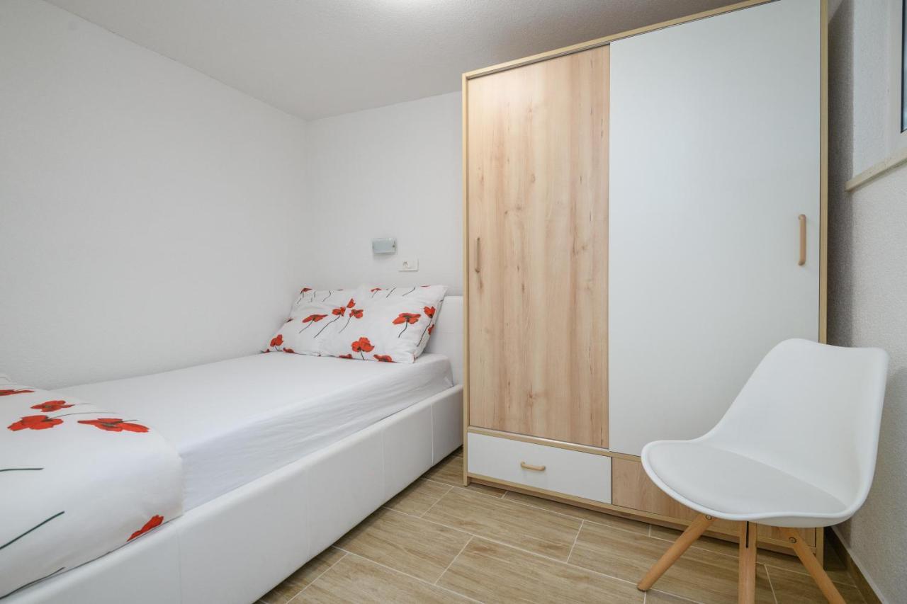 Apartment Mario - Veliki Stan Za Odmor - Terasa- Vrt - Bazen - Pogled More, Izoliran Орашац Екстериор снимка